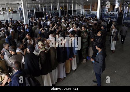 Des parents reçoivent des détenus houthistes qui arrivent dans la capitale de Sana'a après qu'ils aient été libérés par la coalition conduite par l'Arabie saoudite, sur 28 novembre 2019. Quelques 128 détenus houthistes sont arrivés jeudi à Sanaa, la capitale yéménite, après avoir été libérés par la coalition conduite par l'Arabie saoudite, alors que les efforts pour mettre fin au conflit de cinq ans prennent de l'ampleur. (Photo par Mohammed Hamoud/NurPhoto) Banque D'Images