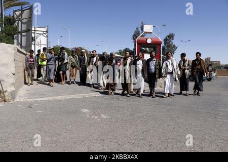 Des parents s'y rendent pour recevoir des détenus houthistes arrivent dans la capitale de Sana'a après qu'ils aient été libérés par la coalition dirigée par l'Arabie saoudite, sur 28 novembre 2019. Quelques 128 détenus houthistes sont arrivés jeudi à Sanaa, la capitale yéménite, après avoir été libérés par la coalition conduite par l'Arabie saoudite, alors que les efforts pour mettre fin au conflit de cinq ans prennent de l'ampleur. (Photo par Mohammed Hamoud/NurPhoto) Banque D'Images