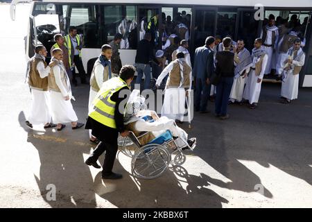 Les détenus houthistes arrivent dans la capitale de Sana'a après avoir été libérés par la coalition conduite par l'Arabie saoudite, sur 28 novembre 2019. Quelques 128 détenus houthistes sont arrivés jeudi à Sanaa, la capitale yéménite, après avoir été libérés par la coalition conduite par l'Arabie saoudite, alors que les efforts pour mettre fin au conflit de cinq ans prennent de l'ampleur. (Photo de Mohammed Hamoud/NurPhoto) (photo de Mohammed Hamoud/NurPhoto) Banque D'Images