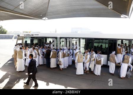 Les détenus houthistes arrivent dans la capitale de Sana'a après avoir été libérés par la coalition conduite par l'Arabie saoudite, sur 28 novembre 2019. Quelques 128 détenus houthistes sont arrivés jeudi à Sanaa, la capitale yéménite, après avoir été libérés par la coalition conduite par l'Arabie saoudite, alors que les efforts pour mettre fin au conflit de cinq ans prennent de l'ampleur. (Photo de Mohammed Hamoud/NurPhoto) (photo de Mohammed Hamoud/NurPhoto) Banque D'Images