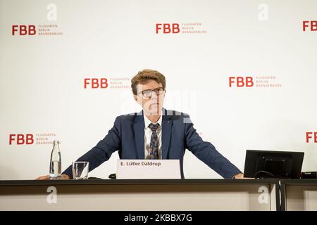 Engelbert Luetke Daldrup, chef de la Société de l'aéroport de Brandebourg de Berlin, est photographié lors d'une conférence de presse pour annoncer l'ouverture du nouvel aéroport à Berlin, en Allemagne, sur 29 novembre 2019. De 31 octobre à 8 novembre 2020, le trafic aérien devrait se déplacer de Tegel à BER. (Photo par Emmanuele Contini/NurPhoto) Banque D'Images