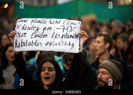 Une femme réagit tout en tenant une étiquette de lecture "votre planète est en train de mourir ? N'hésitez pas à -70% sur toutes les planètes habitables #forkfriday'. Suite à l'appel de Greta Thunberg pour une grève des écoles du monde, des milliers d'élèves et d'étudiants sont descendus dans les rues de Toulouse pour dénoncer l'inaction des gouvernements face à la crise climatique et exiger des mesures plus fortes pour freiner le changement climatique. Ils exigent des gouvernements qu'ils fassent davantage pour protéger l'environnement. Les protestations arrivent avant la conférence annuelle des Nations Unies sur le climat qui commence lundi à Madrid. Des manifestations similaires ont eu lieu partout dans le monde. Touche Banque D'Images