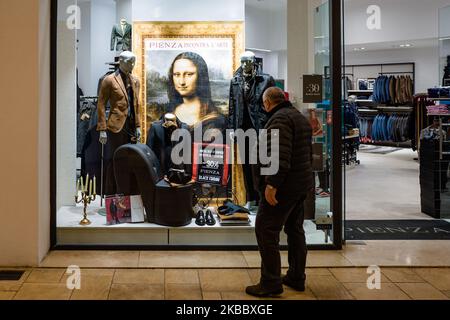 Les gens qui marchent dans le centre commercial de Puglia Outlet Village à Molfetta sur 29 novembre 2019, pour profiter du Vendredi fou avec des réductions considérables sur les achats (photo par Davide Pischettola/NurPhoto) Banque D'Images