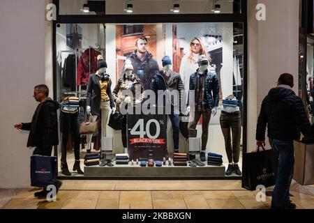 Les gens qui marchent dans le centre commercial de Puglia Outlet Village à Molfetta sur 29 novembre 2019, pour profiter du Vendredi fou avec des réductions considérables sur les achats (photo par Davide Pischettola/NurPhoto) Banque D'Images