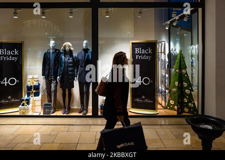 Les gens qui marchent dans le centre commercial de Puglia Outlet Village à Molfetta sur 29 novembre 2019, pour profiter du Vendredi fou avec des réductions considérables sur les achats (photo par Davide Pischettola/NurPhoto) Banque D'Images