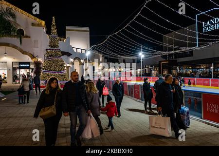 Les gens qui marchent dans le centre commercial de Puglia Outlet Village à Molfetta sur 29 novembre 2019, pour profiter du Vendredi fou avec des réductions considérables sur les achats (photo par Davide Pischettola/NurPhoto) Banque D'Images