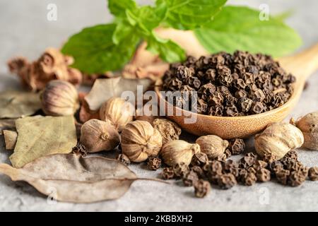 Poivre noir et cardamome de siam, Amomum krervanh Pierre, Asie épices séchées herbe pour la drogue et la cuisine thaïlandaise pour la bonne santé. Banque D'Images