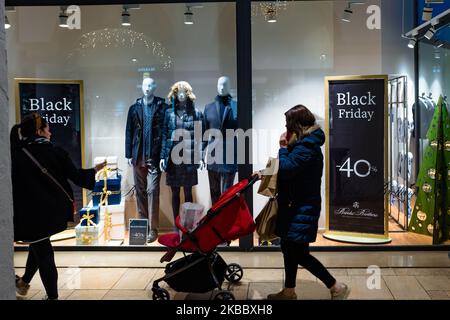 Les gens qui marchent dans le centre commercial de Puglia Outlet Village à Molfetta sur 29 novembre 2019, pour profiter du Vendredi fou avec des réductions considérables sur les achats (photo par Davide Pischettola/NurPhoto) Banque D'Images