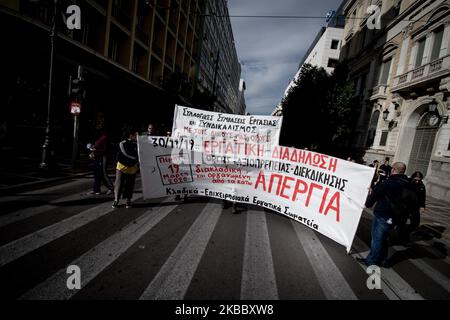 Des travailleurs manifestent à 30 novembre 2019 à Athènes, en Grèce. (Photo de Nikolas Kokovovlis/NurPhoto) Banque D'Images