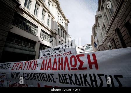 Des travailleurs manifestent à 30 novembre 2019 à Athènes, en Grèce. (Photo de Nikolas Kokovovlis/NurPhoto) Banque D'Images