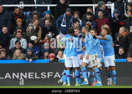 Kevin de Bruyne, de Manchester City, célèbre avec ses coéquipiers son deuxième but lors du match de la Premier League entre Newcastle United et Manchester City à St. James's Park, Newcastle, le samedi 30th novembre 2019. (Photo de Mark Fletcher/MI News/NurPhoto) Banque D'Images