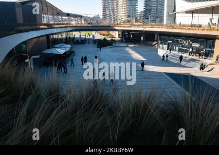 Vue sur le quartier commercial City Life, Milan, Italie, 30 novembre 2019. CityLife est un quartier résidentiel, commercial et d'affaires en construction situé à une courte distance du centre de la vieille ville de Milan, Italie; il a une superficie de 36,6 hectares (90 acres). Le développement est réalisé par une société contrôlée par Generali Group, qui a remporté l'appel d'offres international pour le réaménagement du quartier historique de Fiera Milano avec une offre de 523 millions. Le projet est conçu par les architectes célèbres Zaha Hadid, Arata Isozaki et Daniel Libeskind. (Photo par Mairo Cinquetti/NurPh Banque D'Images