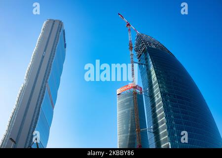 Vue sur les trois gratte-ciel CityLife, la Tour Allianz (L), la Tour Generali (C) et la Tour Libeskind (R), Italie, 30 novembre 2019. CityLife est un quartier résidentiel, commercial et d'affaires en construction situé à une courte distance du centre de la vieille ville de Milan, Italie; il a une superficie de 36,6 hectares (90 acres). Le développement est réalisé par une société contrôlée par Generali Group, qui a remporté l'appel d'offres international pour le réaménagement du quartier historique de Fiera Milano avec une offre de 523 millions. Le projet est conçu par les architectes célèbres Zaha Hadid, Arata Isozaki Banque D'Images
