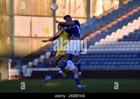 Jamie Stott d'Oldham et Ryan Edwards de Burton Albion en action lors du match rond de la coupe FA 2nd entre Oldham Athletic et Burton Albion à Boundary Park, Oldham, le samedi 30th novembre 2019. (Photo d'Eddie Garvey/mi News/NurPhoto) Banque D'Images