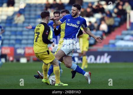 Alex Iacovitti d'Oldham et Stephen Quinn de Burton Albion en action lors du match rond de la FA Cup 2nd entre Oldham Athletic et Burton Albion à Boundary Park, Oldham, le samedi 30th novembre 2019. (Photo d'Eddie Garvey/mi News/NurPhoto) Banque D'Images