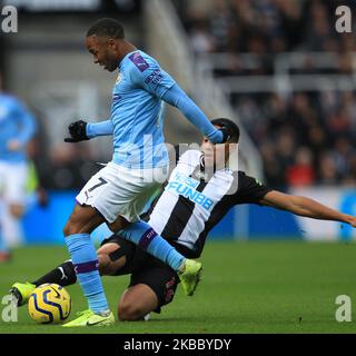 Isaac Hayden, de Newcastle United, combat avec Raheem Sterling de Manchester City lors du match de la Premier League entre Newcastle United et Manchester City à St. James's Park, Newcastle, le samedi 30th novembre 2019. (Photo de Mark Fletcher/MI News/NurPhoto) Banque D'Images