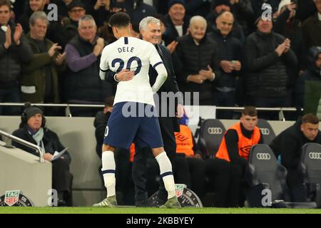 José Mourinho, entraîneur principal de Tottenham, et Dele Alli, milieu de terrain de Tottenham, lors du match de la Barclays Premier League entre Tottenham Hotspur et Bournemouth au Tottenham Hotspur Stadium, Londres, Angleterre. Le 30th novembre 2019. (Photo par AFS/Espa-Images/action Foto Sport/NurPhoto) Banque D'Images