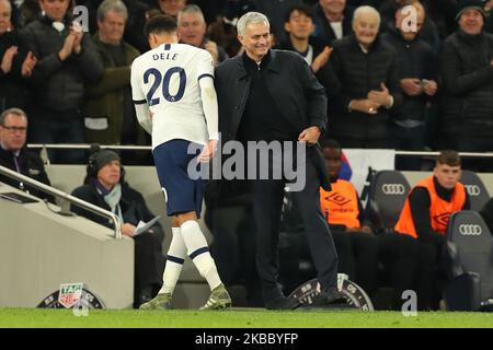 José Mourinho, entraîneur principal de Tottenham, et Dele Alli, milieu de terrain de Tottenham, lors du match de la Barclays Premier League entre Tottenham Hotspur et Bournemouth au Tottenham Hotspur Stadium, Londres, Angleterre. Le 30th novembre 2019. (Photo par AFS/Espa-Images/action Foto Sport/NurPhoto) Banque D'Images