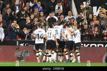 Les joueurs de Valence célèbrent un but lors du match de la Liga Santander entre Valence et Villarreal au stade Mestalla sur 30 novembre 2019 à Valence, Espagne (photo de Maria José Segovia/NurPhoto) Banque D'Images