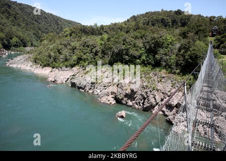 Les visiteurs se croisent sur le Swingbridge Buller gorge, la longesÂ de Nouvelle-Zélande sur les 110 mètres au parc d'aventure et de patrimoine Buller gorge Swingbridge à Murchison dans le nord de l'île du Sud de la Nouvelle-Zélande sur 27 novembre 2019. (Photo de Sanka Vidanagama/NurPhoto) Banque D'Images