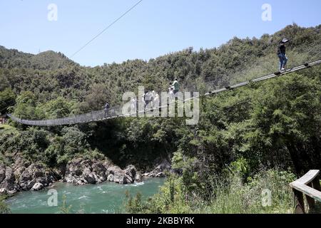 Les visiteurs se croisent sur le Swingbridge Buller gorge, la longesÂ de Nouvelle-Zélande sur les 110 mètres au parc d'aventure et de patrimoine Buller gorge Swingbridge à Murchison dans le nord de l'île du Sud de la Nouvelle-Zélande sur 27 novembre 2019. (Photo de Sanka Vidanagama/NurPhoto) Banque D'Images