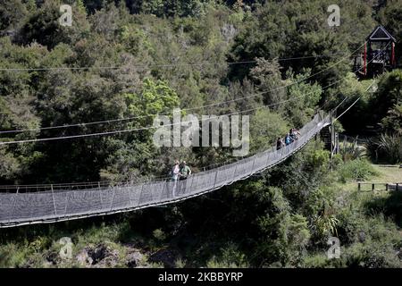 Les visiteurs se croisent sur le Swingbridge Buller gorge, la longesÂ de Nouvelle-Zélande sur les 110 mètres au parc d'aventure et de patrimoine Buller gorge Swingbridge à Murchison dans le nord de l'île du Sud de la Nouvelle-Zélande sur 27 novembre 2019. (Photo de Sanka Vidanagama/NurPhoto) Banque D'Images