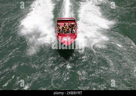 Les visiteurs se rendent à bord du bateau à aubes Buller Canyon au parc d'aventure et de patrimoine Buller gorge Swingbridge à Murchison, au nord de l'île du Sud de la Nouvelle-Zélande, sur 27 novembre 2019. (Photo de Sanka Vidanagama/NurPhoto) Banque D'Images