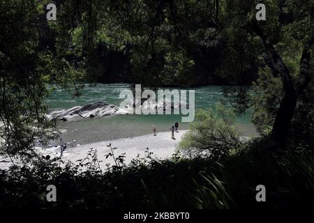 Les visiteurs prennent des photos au parc d'aventure et de patrimoine Buller gorge Swingbridge à Murchison, dans le nord de l'île du Sud de la Nouvelle-Zélande, sur 27 novembre 2019. (Photo de Sanka Vidanagama/NurPhoto) Banque D'Images