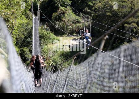 Les visiteurs se croisent sur le Swingbridge Buller gorge, la longesÂ de Nouvelle-Zélande sur les 110 mètres au parc d'aventure et de patrimoine Buller gorge Swingbridge à Murchison dans le nord de l'île du Sud de la Nouvelle-Zélande sur 27 novembre 2019. (Photo de Sanka Vidanagama/NurPhoto) Banque D'Images