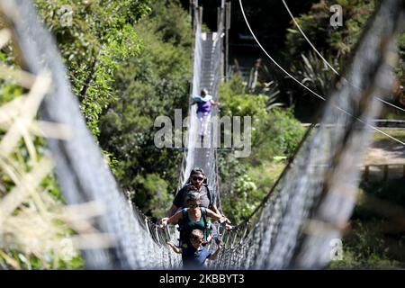 Les visiteurs se croisent sur le Swingbridge Buller gorge, la longesÂ de Nouvelle-Zélande sur les 110 mètres au parc d'aventure et de patrimoine Buller gorge Swingbridge à Murchison dans le nord de l'île du Sud de la Nouvelle-Zélande sur 27 novembre 2019. (Photo de Sanka Vidanagama/NurPhoto) Banque D'Images