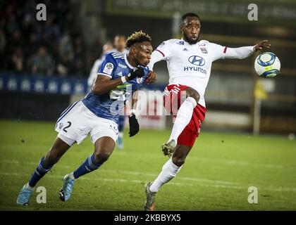 Dembele Moussa (9) et Simakan Mohamed, lors du match de football français L1 entre Strasbourg (RCSA) et Lyon (OL) au stade Meinau à Strasbourg, dans l'est de la France, sur 30 novembre 2019. (Photo par Elyxandro Cegarra/NurPhoto) Banque D'Images