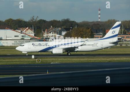 Boeing 737-800 NG d'El Al Israel Airlines, tel qu'observé pendant la rotation lors d'un décollage au départ de l'aéroport international Zaventem de Bruxelles, en Belgique, le 19 novembre 2019. L'avion a l'enregistrement 4X-EKF, le nom Kinneret. El Al Israel Airlines Ltd LY ELY ELAL est le porte-drapeau d'Israël. Le transporteur aérien israélien est basé sur un hub à l'aéroport Ben Gurion de tel Aviv TLV LLBG. (Photo de Nicolas Economou/NurPhoto) Banque D'Images