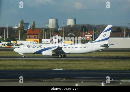 Boeing 737-800 NG d'El Al Israel Airlines, tel qu'observé pendant la rotation lors d'un décollage au départ de l'aéroport international Zaventem de Bruxelles, en Belgique, le 19 novembre 2019. L'avion a l'enregistrement 4X-EKF, le nom Kinneret. El Al Israel Airlines Ltd LY ELY ELAL est le porte-drapeau d'Israël. Le transporteur aérien israélien est basé sur un hub à l'aéroport Ben Gurion de tel Aviv TLV LLBG. (Photo de Nicolas Economou/NurPhoto) Banque D'Images