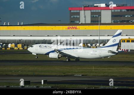 Boeing 737-800 NG d'El Al Israel Airlines, tel qu'observé pendant la rotation lors d'un décollage au départ de l'aéroport international Zaventem de Bruxelles, en Belgique, le 19 novembre 2019. L'avion a l'enregistrement 4X-EKF, le nom Kinneret. El Al Israel Airlines Ltd LY ELY ELAL est le porte-drapeau d'Israël. Le transporteur aérien israélien est basé sur un hub à l'aéroport Ben Gurion de tel Aviv TLV LLBG. (Photo de Nicolas Economou/NurPhoto) Banque D'Images