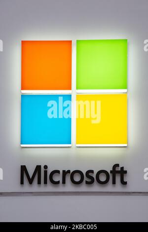 Une entrée de magasin Microsoft avec le logo de la société sur le dessus dans Midtown Manhattan à l'avenue 5th à New York City, États-Unis, le 11 novembre 2019. Microsoft Corporation est le plus grand fabricant de logiciels au monde dominant dans le marché des systèmes d'exploitation pour PC Microsoft Windows, des applications de bureau, des navigateurs Web et des communications. (Photo de Nicolas Economou/NurPhoto) Banque D'Images
