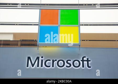 Une entrée de magasin Microsoft avec le logo de la société sur le dessus dans Midtown Manhattan à l'avenue 5th à New York City, États-Unis, le 11 novembre 2019. Microsoft Corporation est le plus grand fabricant de logiciels au monde dominant dans le marché des systèmes d'exploitation pour PC Microsoft Windows, des applications de bureau, des navigateurs Web et des communications. (Photo de Nicolas Economou/NurPhoto) Banque D'Images