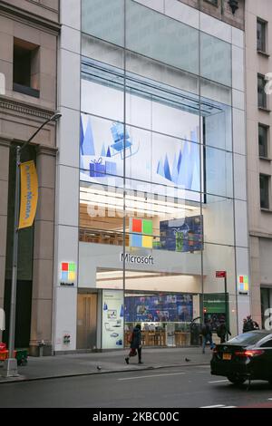 Le 11 novembre 2019, les gens marchent devant une entrée de magasin Microsoft avec le logo de la société au sommet du centre-ville de Manhattan, à l'avenue 5th de New York, aux États-Unis. Microsoft Corporation est le plus grand fabricant de logiciels au monde dominant dans le marché des systèmes d'exploitation pour PC Microsoft Windows, des applications de bureau, des navigateurs Web et des communications. (Photo de Nicolas Economou/NurPhoto) Banque D'Images