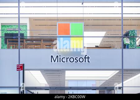 Une entrée de magasin Microsoft avec le logo de la société sur le dessus dans Midtown Manhattan à l'avenue 5th à New York City, États-Unis, le 11 novembre 2019. Microsoft Corporation est le plus grand fabricant de logiciels au monde dominant dans le marché des systèmes d'exploitation pour PC Microsoft Windows, des applications de bureau, des navigateurs Web et des communications. (Photo de Nicolas Economou/NurPhoto) Banque D'Images