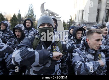 Les militants ukrainiens de l'équipe nationale, membres de l'équipe volontaire du corps national, ont criés des slogans lors de leur rassemblement près du bureau présidentiel de Kiev, en Ukraine, le 1 décembre 2019. Les militants se sont réunis pour le rassemblement pour marquer le 6th anniversaire des premiers affrontements avec des manifestants près du bureau présidentiel le 01 décembre 2013, lors de l'Euromaidan ou de la Révolution de la dignité 2013-14. (Photo par STR/NurPhoto) Banque D'Images