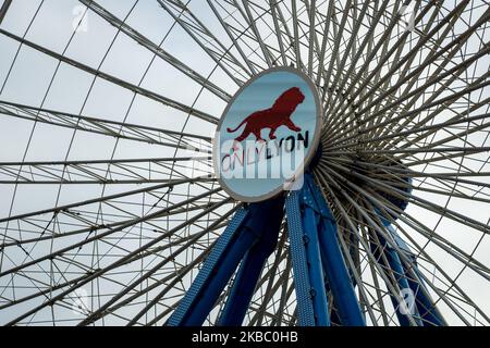 Le carrousel à roulettes de Ferris a été installé à la place Bellecour à Lyon, en France, sur 1 décembre 2019. (Photo de Nicolas Liponne/NurPhoto) Banque D'Images