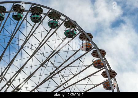 Le carrousel à roulettes de Ferris a été installé à la place Bellecour à Lyon, en France, sur 1 décembre 2019. (Photo de Nicolas Liponne/NurPhoto) Banque D'Images