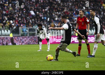 Juventus milieu de terrain Miralem Pjanic (5) tire le ballon sur le coup libre pendant le match de football de Serie A n.14 JUVENTUS - SASSUOLO sur 01 décembre 2019 au stade Allianz à Turin, Piémont, Italie. (Photo de Matteo Bottanelli/NurPhoto) Banque D'Images