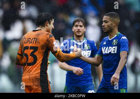 Le gardien de but Sassuolo Stefano Turati (63) fête avec le défenseur Sassuolo Jeremy Toljan (22) lors de la série Un match de football n.14 JUVENTUS - SASSUOLO sur 01 décembre 2019 au stade Allianz à Turin, Piémont, Italie. (Photo de Matteo Bottanelli/NurPhoto) Banque D'Images