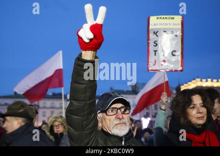 Les gens manifestent sur la place principale lors d'une manifestation anti-gouvernementale en faveur de la liberté judiciaire. Cracovie, Pologne, le 1 décembre 2019. Les manifestants se sont rassemblés dans de nombreuses villes polonaises pour exprimer leur solidarité avec le juge Pawel Juszczyszyn qui a été suspendu la semaine dernière pour avoir remis en question les réformes judiciaires du parti au pouvoir. (Photo de Beata Zawrzel/NurPhoto) Banque D'Images