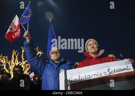 Les gens manifestent sur la place principale lors d'une manifestation anti-gouvernementale en faveur de la liberté judiciaire. Cracovie, Pologne, le 1 décembre 2019. Les manifestants se sont rassemblés dans de nombreuses villes polonaises pour exprimer leur solidarité avec le juge Pawel Juszczyszyn qui a été suspendu la semaine dernière pour avoir remis en question les réformes judiciaires du parti au pouvoir. (Photo de Beata Zawrzel/NurPhoto) Banque D'Images