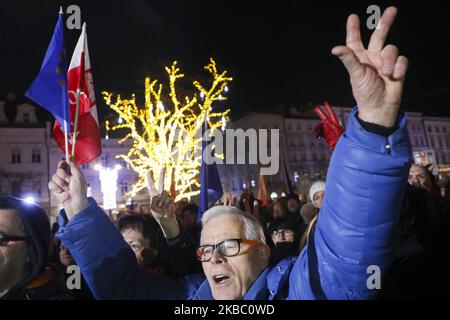 Les gens manifestent sur la place principale lors d'une manifestation anti-gouvernementale en faveur de la liberté judiciaire. Cracovie, Pologne, le 1 décembre 2019. Les manifestants se sont rassemblés dans de nombreuses villes polonaises pour exprimer leur solidarité avec le juge Pawel Juszczyszyn qui a été suspendu la semaine dernière pour avoir remis en question les réformes judiciaires du parti au pouvoir. (Photo de Beata Zawrzel/NurPhoto) Banque D'Images