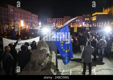 Les gens manifestent sur la place principale lors d'une manifestation anti-gouvernementale en faveur de la liberté judiciaire. Cracovie, Pologne, le 1 décembre 2019. Les manifestants se sont rassemblés dans de nombreuses villes polonaises pour exprimer leur solidarité avec le juge Pawel Juszczyszyn qui a été suspendu la semaine dernière pour avoir remis en question les réformes judiciaires du parti au pouvoir. (Photo de Beata Zawrzel/NurPhoto) Banque D'Images