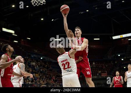 Kaleb Tarczewski (#15 AX Armani Exchange Milano) en action pendant le match de la ligue italienne de basket-ball LBA Regular Season Round 11 2019/2020 entre AX Armani Exchange Milan et Grissin bon Reggio Emilia au Forum Mediolanum sur 1 décembre 2019 à Assago Milan, Italie. (Photo de Roberto Finizio/NurPhoto) Banque D'Images