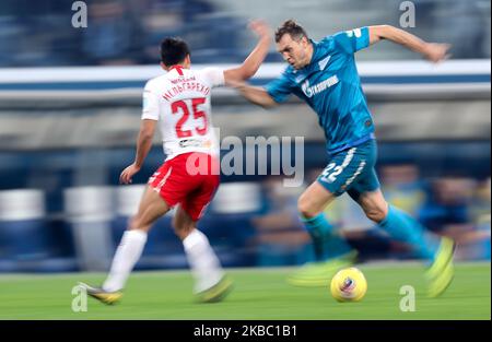 Lorenzo Melgarejo du FC Spartak Moscou (L) et Artem Dzyuba du FC Zenit Saint-Pétersbourg rivalisent pour le bal lors du match de la première Ligue russe entre le FC Zenit Saint-Pétersbourg et le FC Spartak Moscou au stade Gazprom de 1 décembre 2019 à Saint-Pétersbourg, en Russie. (Photo par Igor Russak/NurPhoto) Banque D'Images