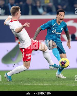 Sebastian Driussi (R) du FC Zenit Saint-Pétersbourg vie pour le bal lors du match de la première Ligue russe entre le FC Zenit Saint-Pétersbourg et le FC Spartak Moscou à l'arène Gazprom sur 1 décembre 2019 à Saint-Pétersbourg, en Russie. (Photo par Igor Russak/NurPhoto) Banque D'Images